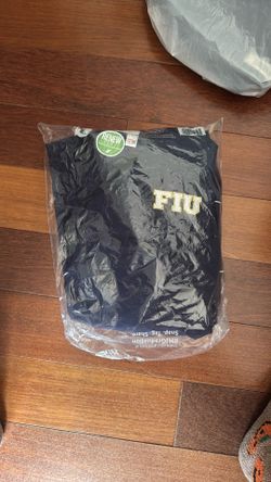 FIU graduation gown 5’5-5’6