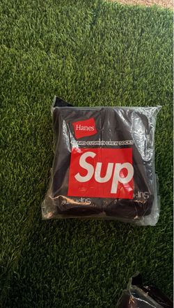 Supreme x Hanes Cushion Crew Socks 4-Pack