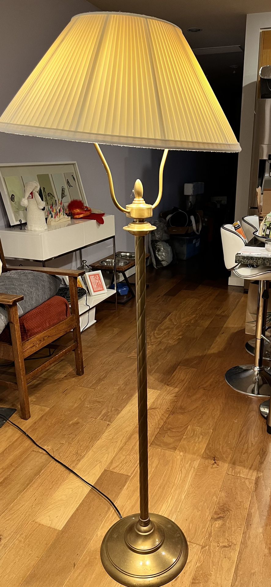 Traditional Standing Italian Floor Lamp $30.00 Cash
