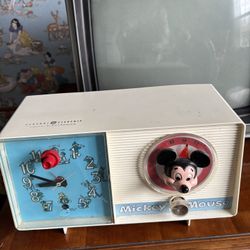 Vintage Classic Timeless Collectable 1960 Disney Mickey Mouse General Electric Clock Radio