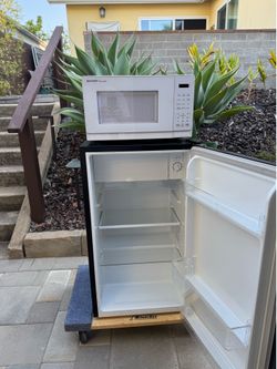 Dorm Refrigerator & Microwave Set