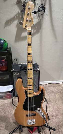 Fender Squier jazz bass guitar w/tuner and cord