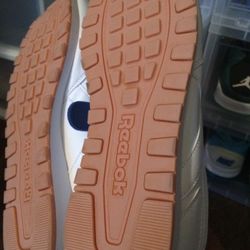 REEBOK CLASSIC SIZE 10 MENS. NEVER WORN
