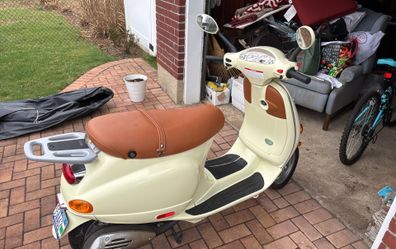 50 cc Vespa in pristine condition only has 200 miles on it. Hit me up with offers.
