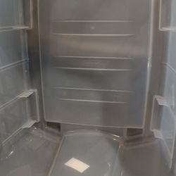 Rubbermaid plastic storage container 