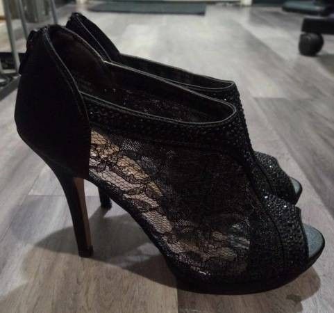 De Blossom Collection Black "Yael" Stiletto Heels