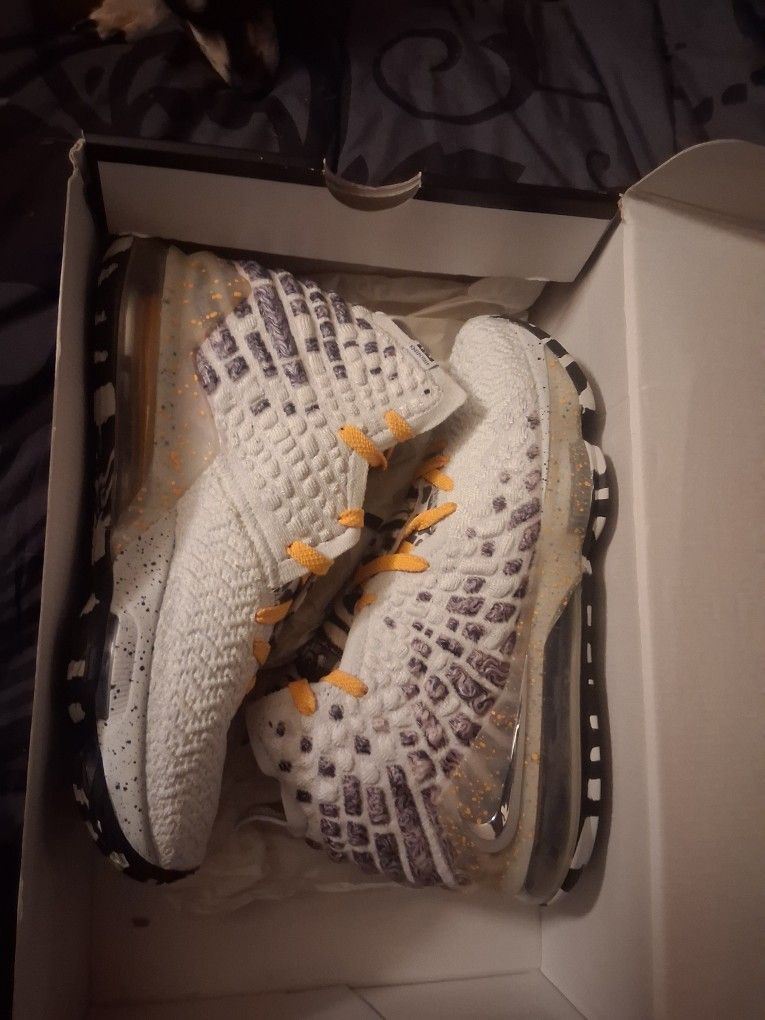 Brand New Size 8 Mens