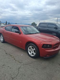 Vendo es  éste charger año 2009 con 210 mil millas título limpio 6 cilindros todo trabaja al 100 super barato $2400