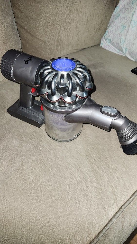 Dyson V6 Cordless Vacuum And Car Attachments