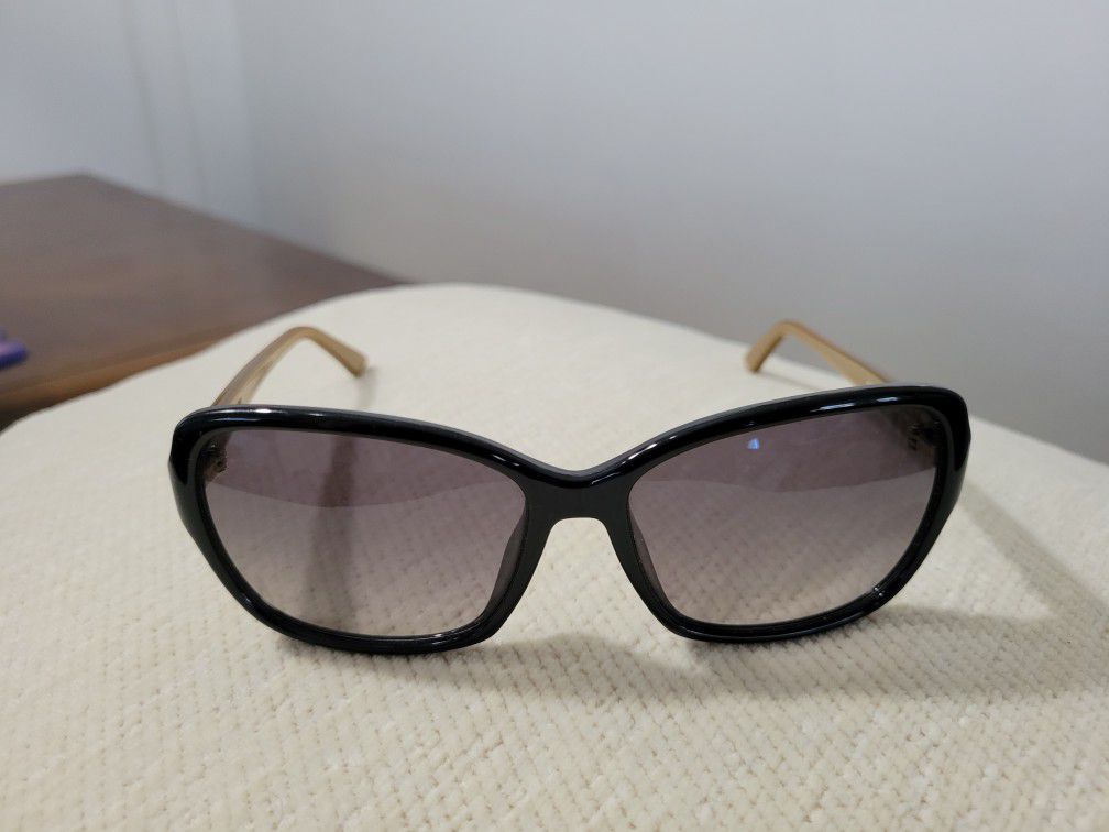 Fendi FS5275 Women Sunglasses.  Good Condition. 