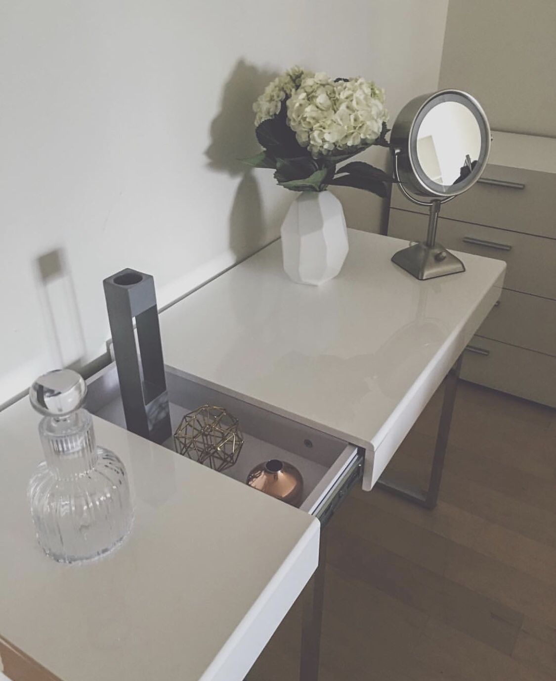 Modern white desk - great condition