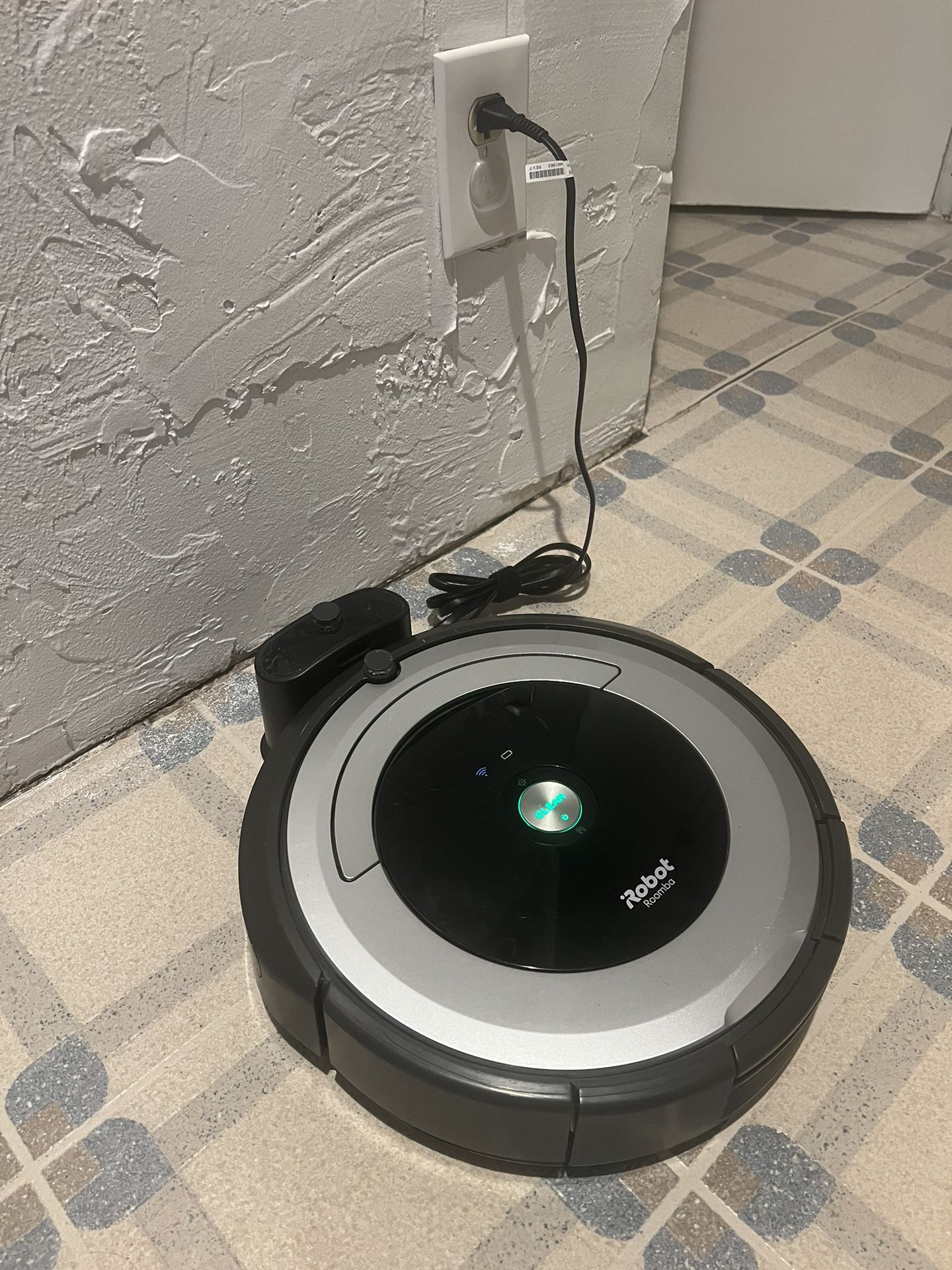 iRobot Roomba 690 Robot Vacuum Wi-Fi Connectivity, Works with