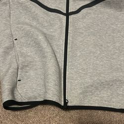 Grey nike tech jacket ( size M in you’th )