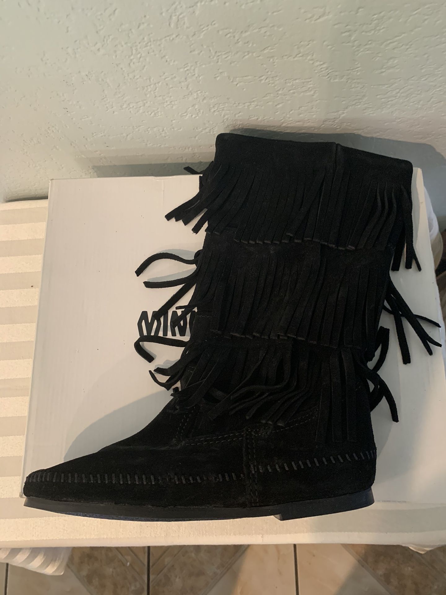 Minnetonka 3 layer fringe boot black women’s size 8