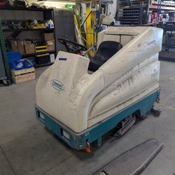 Tennant Battery powered Floor Scrubber 7200