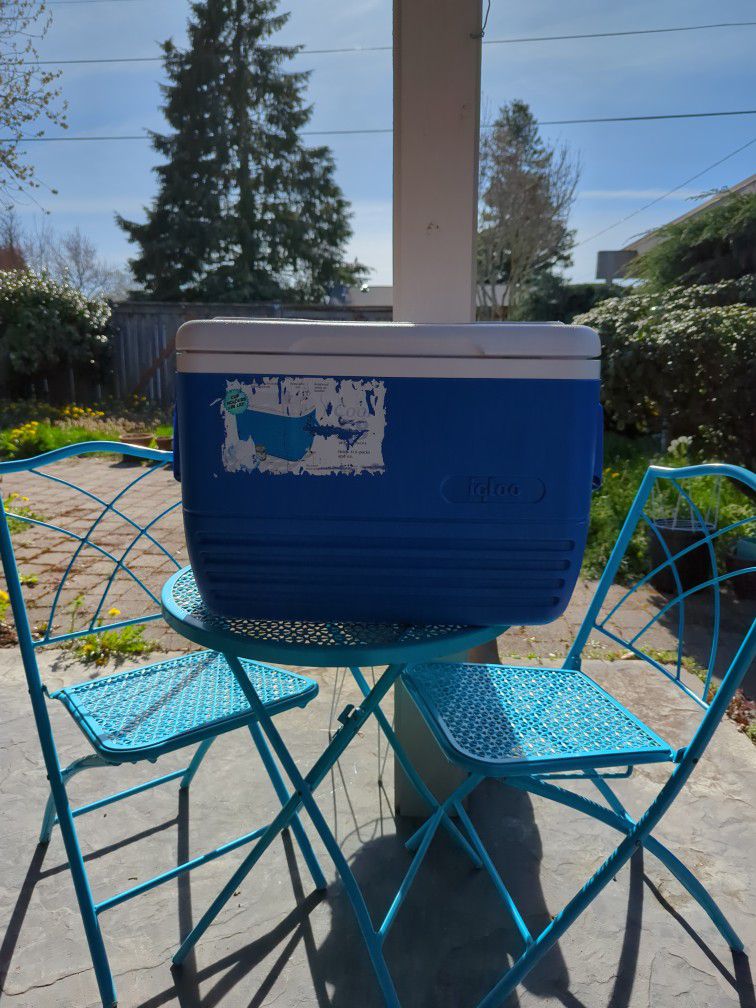 Igloo Cooler Blue & White With Handles