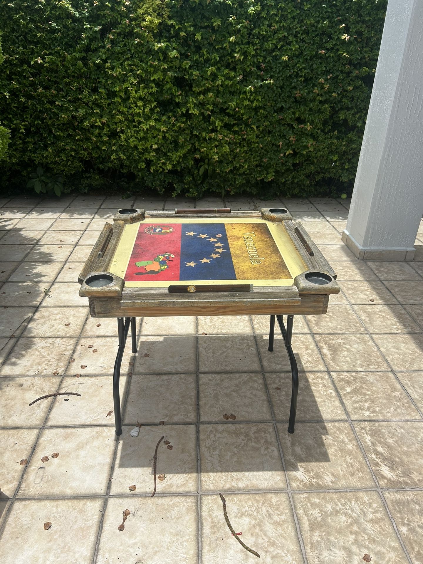 Dominos table