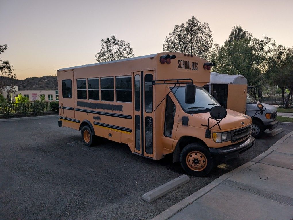 2001 Ford Short School Bus - 7.3 Powerstroke - Ready for Conversion!
