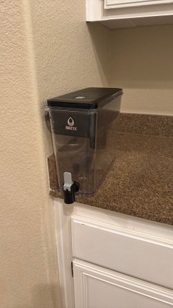 Brita water filter with filter and ice trays