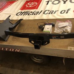 Like New Toyota Highlander Trailer Hitch And Accessories