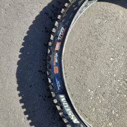 MAXXIS , Specialized, and E13 tires
