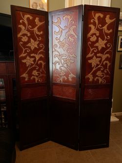 Vintage Pier 1 mahogany carved room divider