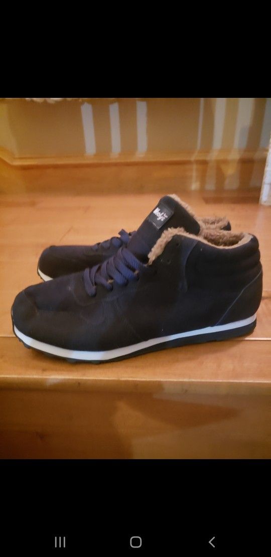 New  Mens wollys  Size 12 US (tag Says 46) Shoe's 