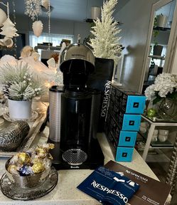 BREVILLE NESPRESSO VIRTUE COFFEE MACHINE +4 New Packs BARISTA CREATIONS ICE LEGGERO 10 capsules