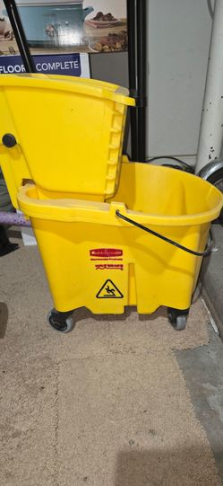 Rubbermaid mop bucket