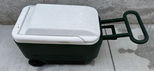 Igloo 42 qt with wheels cooler