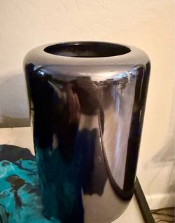Apple Mac Pro Cylinder Desktop Computer