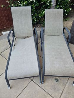 Free poolside lounge chairs