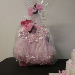 Basket With Diaper Cakes