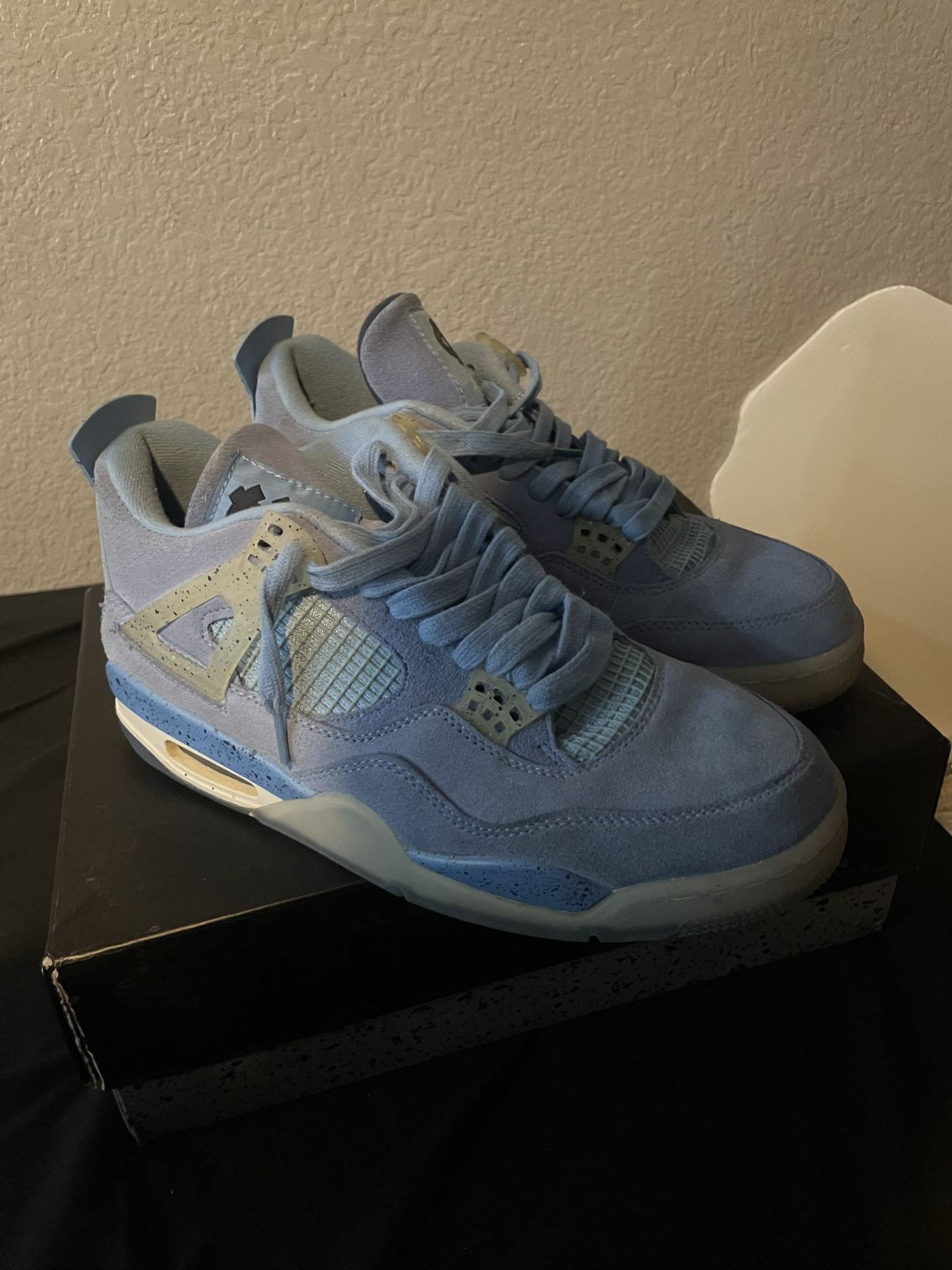 Jordan 4s UNC Size 10 Jordan 4 UNC Size 10 main image 3