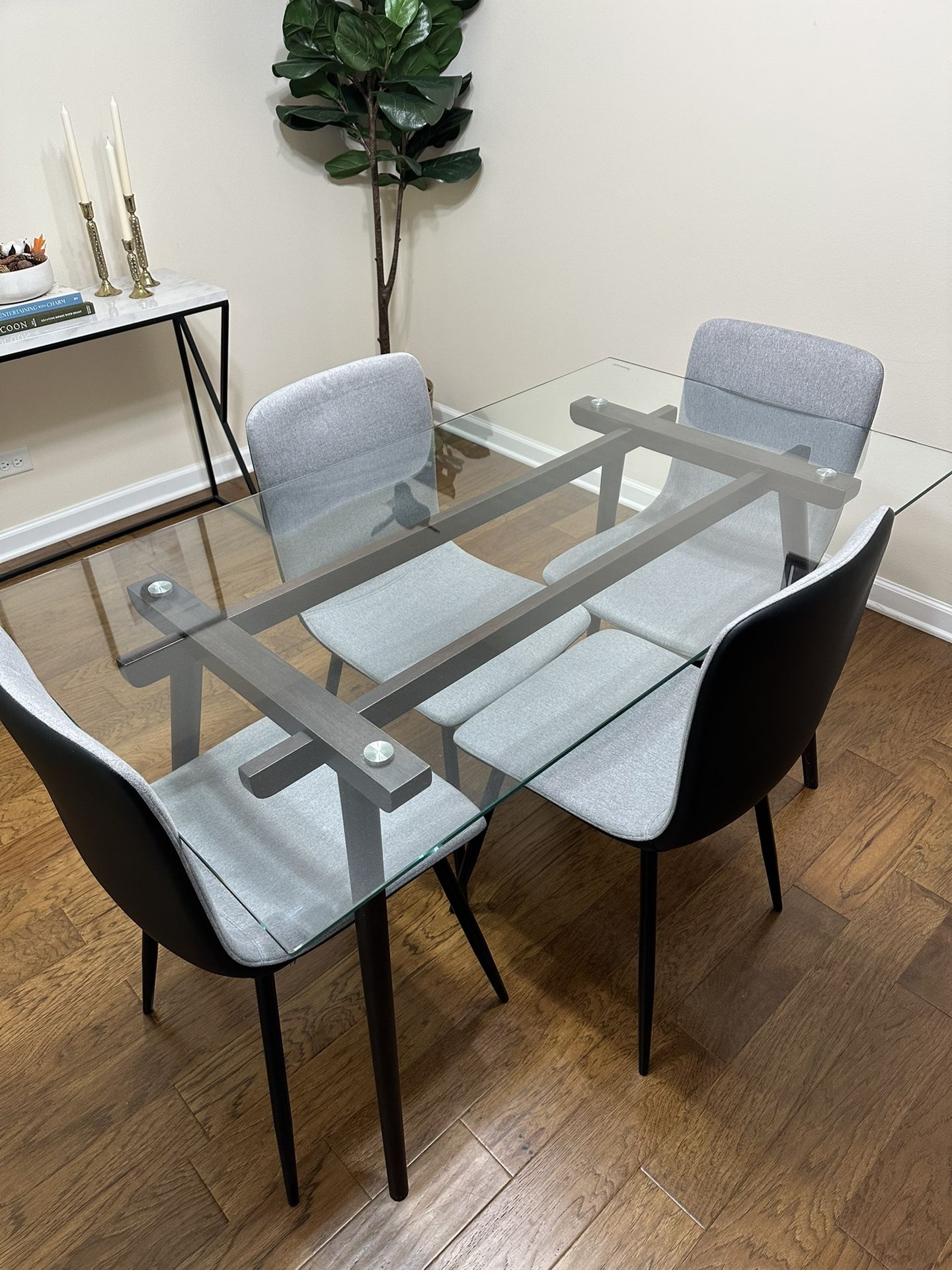 Modern Glass Table  w/chairs 