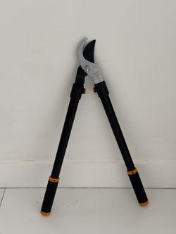 Fiskars Telescoping Bypass Lopper – Tree & Branch Cutter