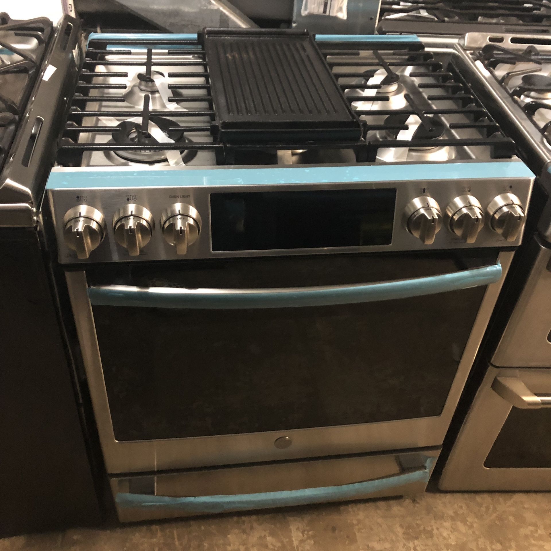 GE PROFILE 30β DUAL FUEL 5BURNER USED LIKE NEW RANGE WITH GRIDDLE , CONVECTION & SELF CLEAN
