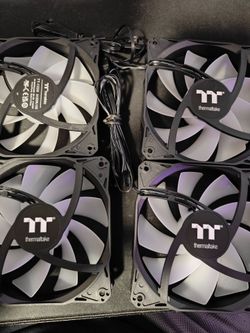4 Thermaltake ARGB Fans
