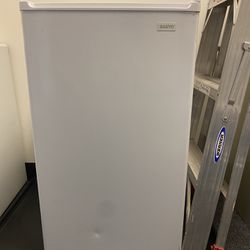 Sanyo mini fridge - white. 33” high, 18.5” wide and 18” deep.