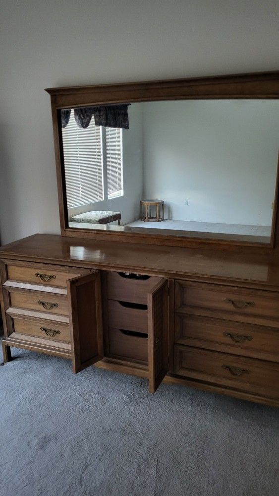 Thomassville Vintage Bedroom Set