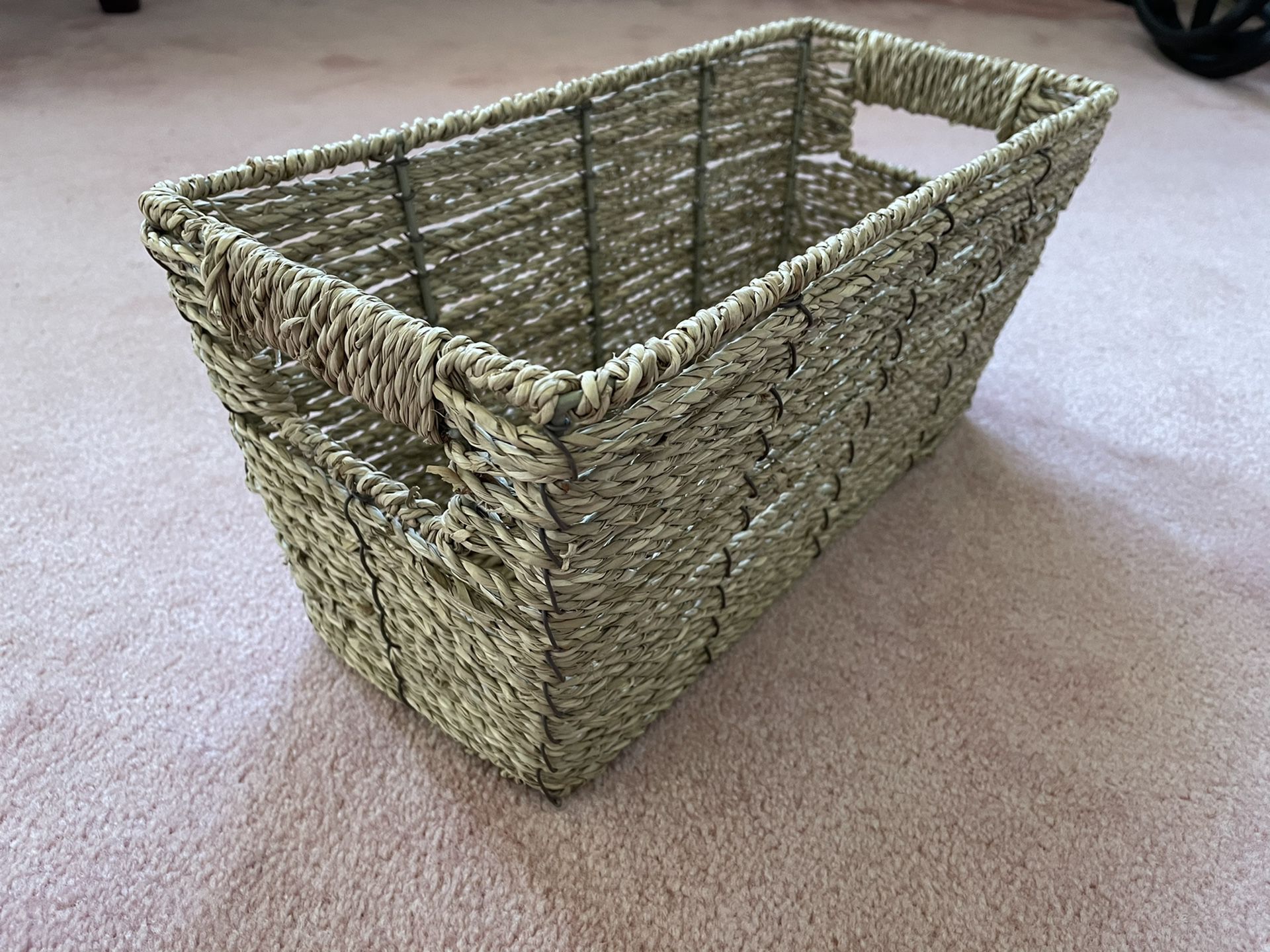 Cute Straw basket storage container in good condition