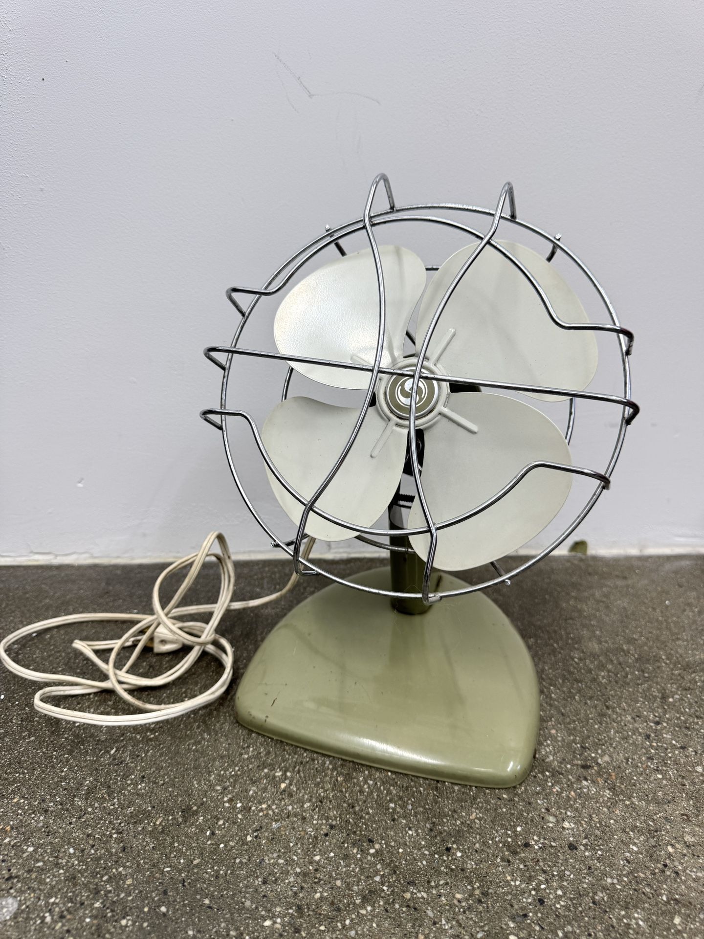 Vintage Avocado Green Desk Fan – 1960sii Superior Electric – Works