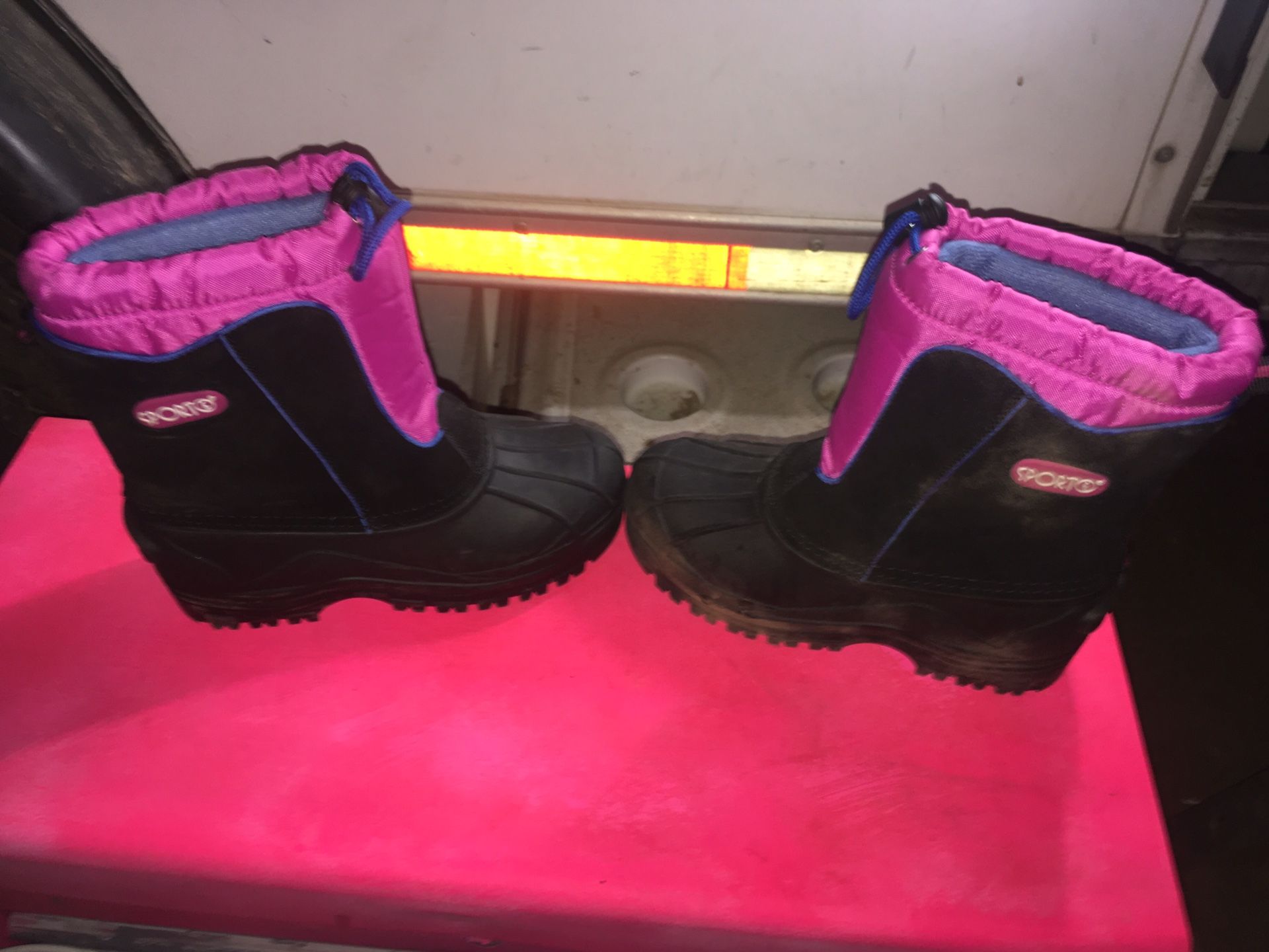 LITTLE GIRLS SNOW BOOTS! Excellent condition size 2!