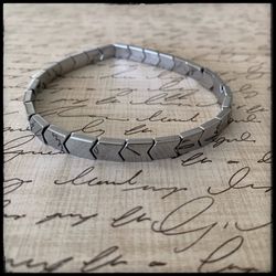 ** MEN’S HEMATITE MAGNETIC BLACK BRACELET.