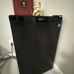 Danby mini-fridge (excellent condition)