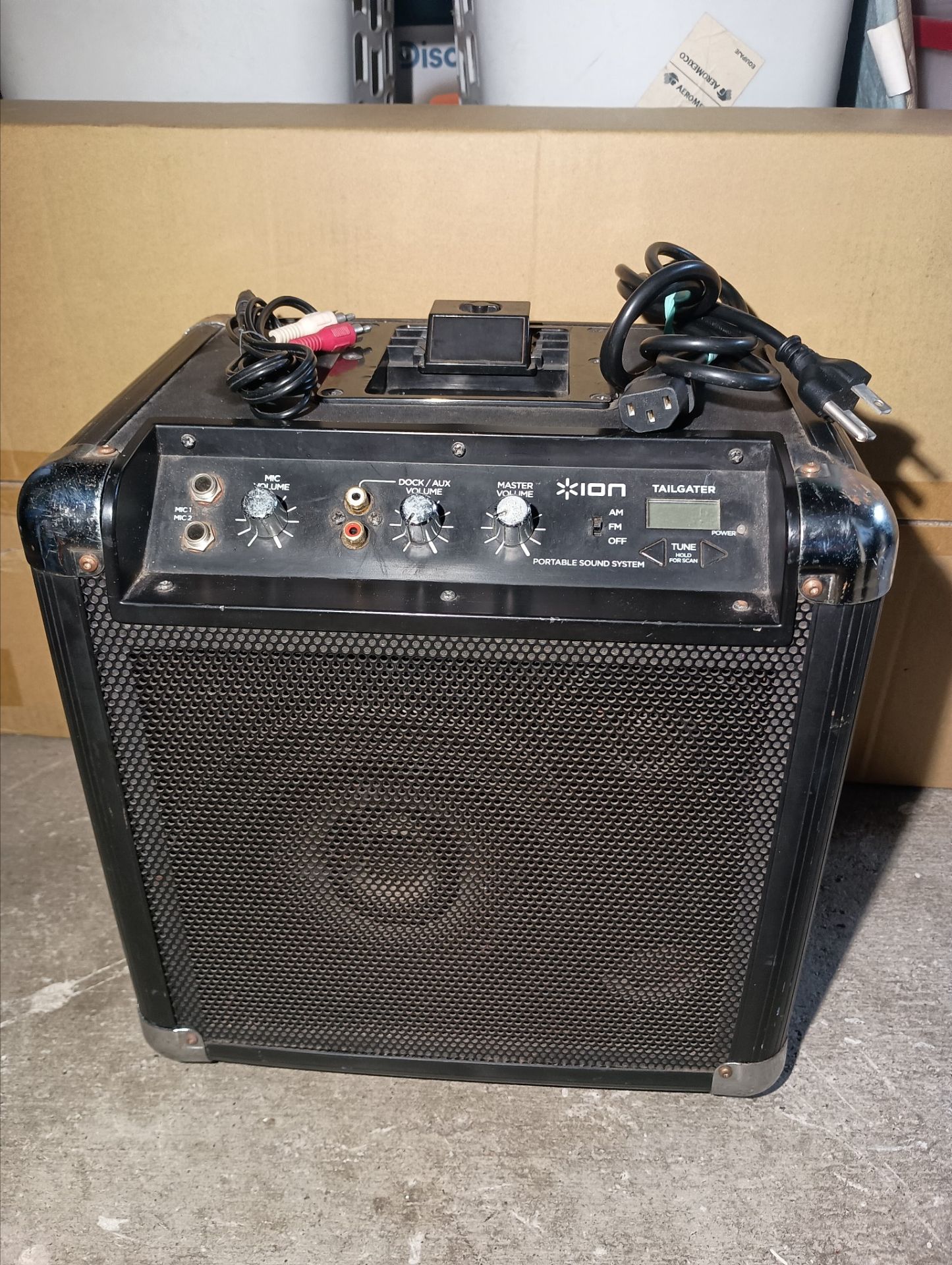 Ion Audio TAIGTER AM/FM radio sound system Amplifier speaker iPod Dock It's not charging only works with the cable solo no agarra la carga solo t