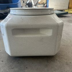 Animal food storage container