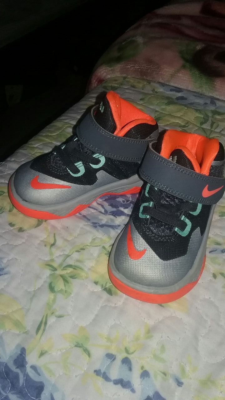 Vendo zapatos nike de niño size 5