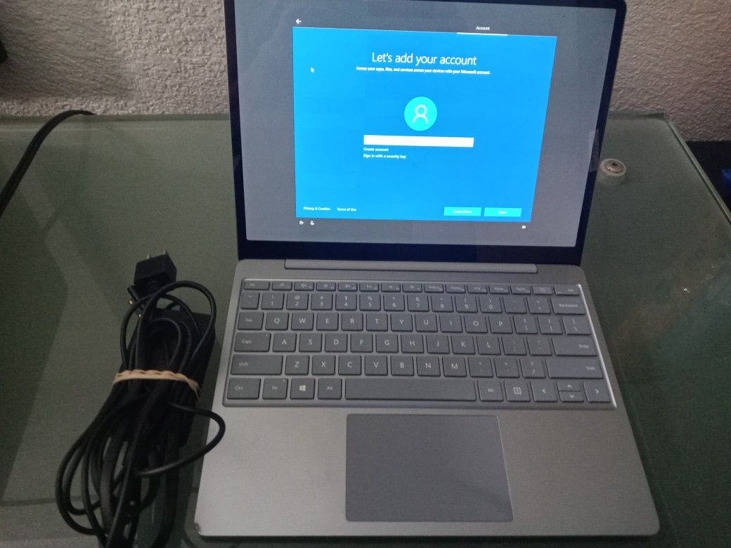 Microsoft - Surface Laptop Go - 12.4" Touch-Scrdeen - Intel 10th Generation Core i5 - 4GB Memory - 64GB eMMC - Platinum