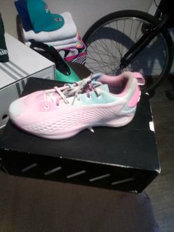 Basketball shoes